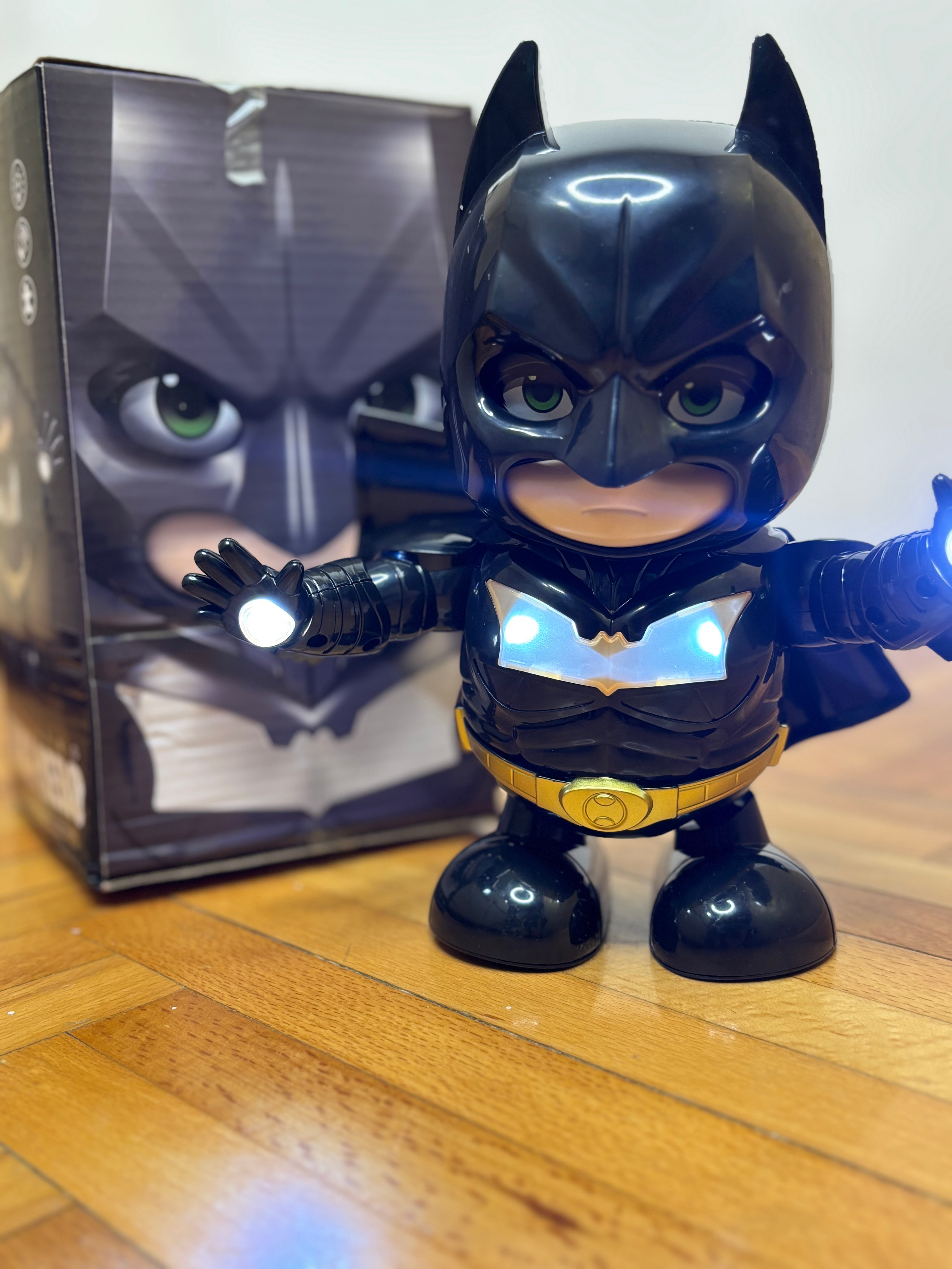 Batman Dance Hero - Interaktivna plesna igračka koja zabavlja, podstiče pokret i oduševljava decu svih uzrasta.